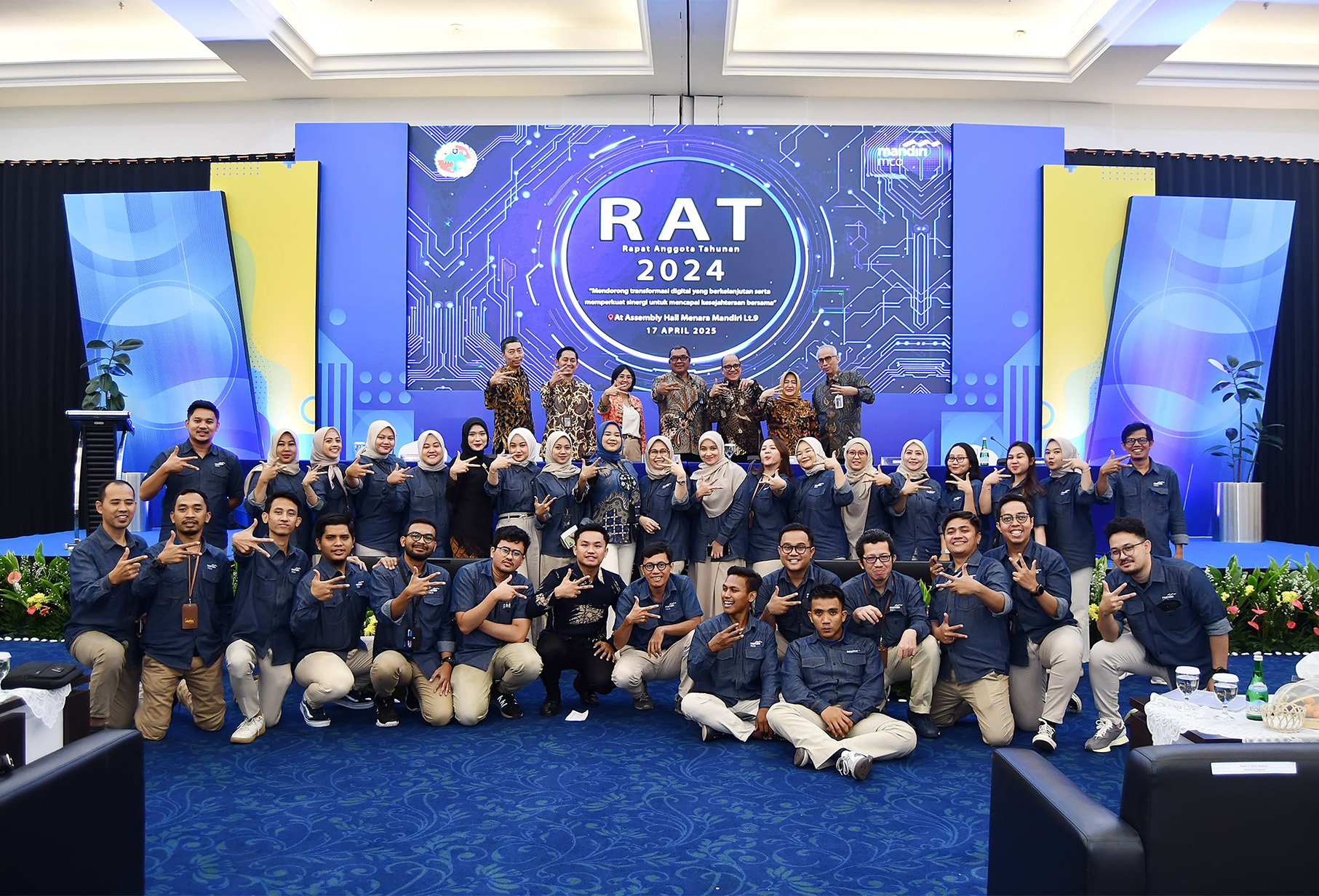 Tim Harmoni Travel profesional sedang berdiskusi dengan jemaah haji di kantor yang modern