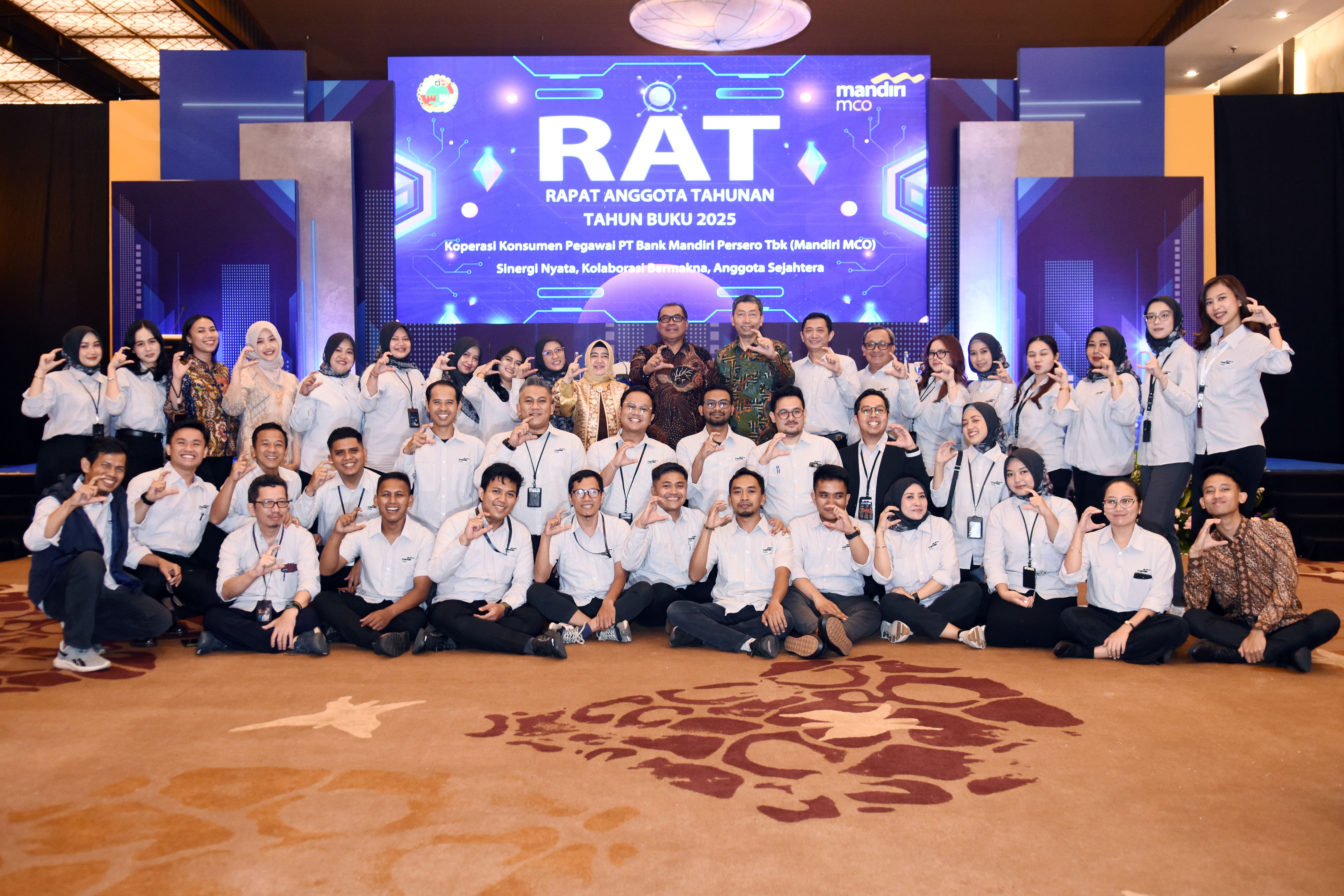 Tim Harmoni Travel profesional sedang berdiskusi dengan jemaah haji di kantor yang modern